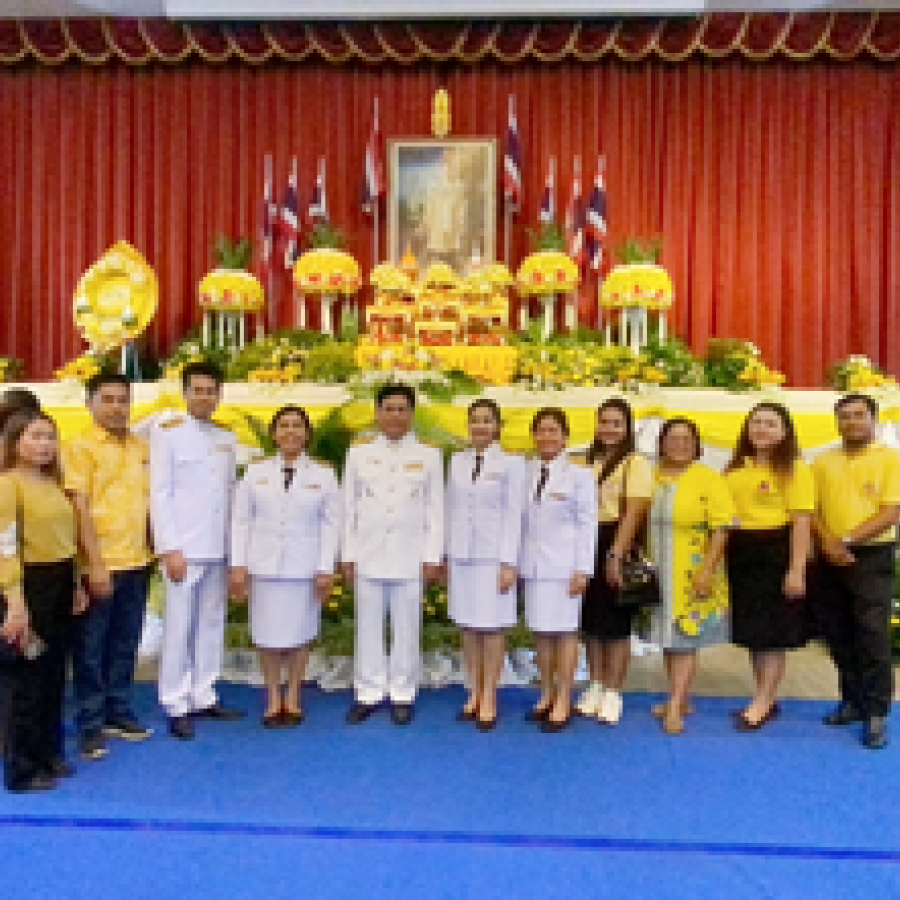  ร่วมพิธีวางพวงมาลาหน้าพระบรมฉายาลักษณ์ พระบาทสมเด็จพระบรมชนกาธิเบศร มหาภูมิพลอดุลยเดชมหาราช บรมนาถบพิตร (รัชกาลที่9) 