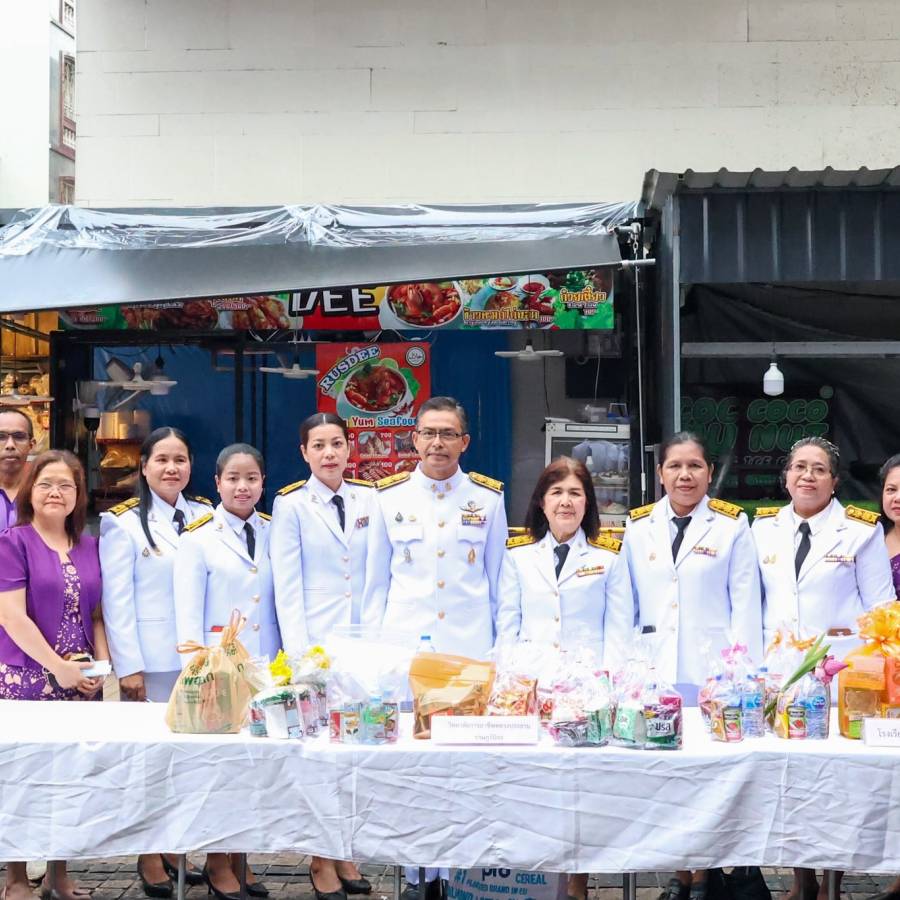 ร่วมกิจกรรมทำบุญตักบาตรถวายพระราชกุศล ณ บริเวณถนนเสน่หานุสรณ์ อำเภอหาดใหญ่ จังหวัดสงขลา
