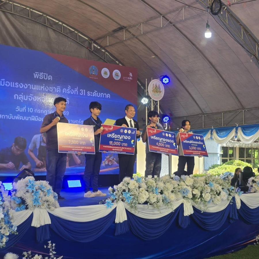 ขอแสดงความยินดีกับตัวแทนนักศึกษา แผนกวิชาช่างโยธา สาขางานปูกระเบื้อง ที่เข้าร่วมการแข่งขัน การแข่งขันฝีมือแรงงานแห่งชาติ ครั้งที่ 31 