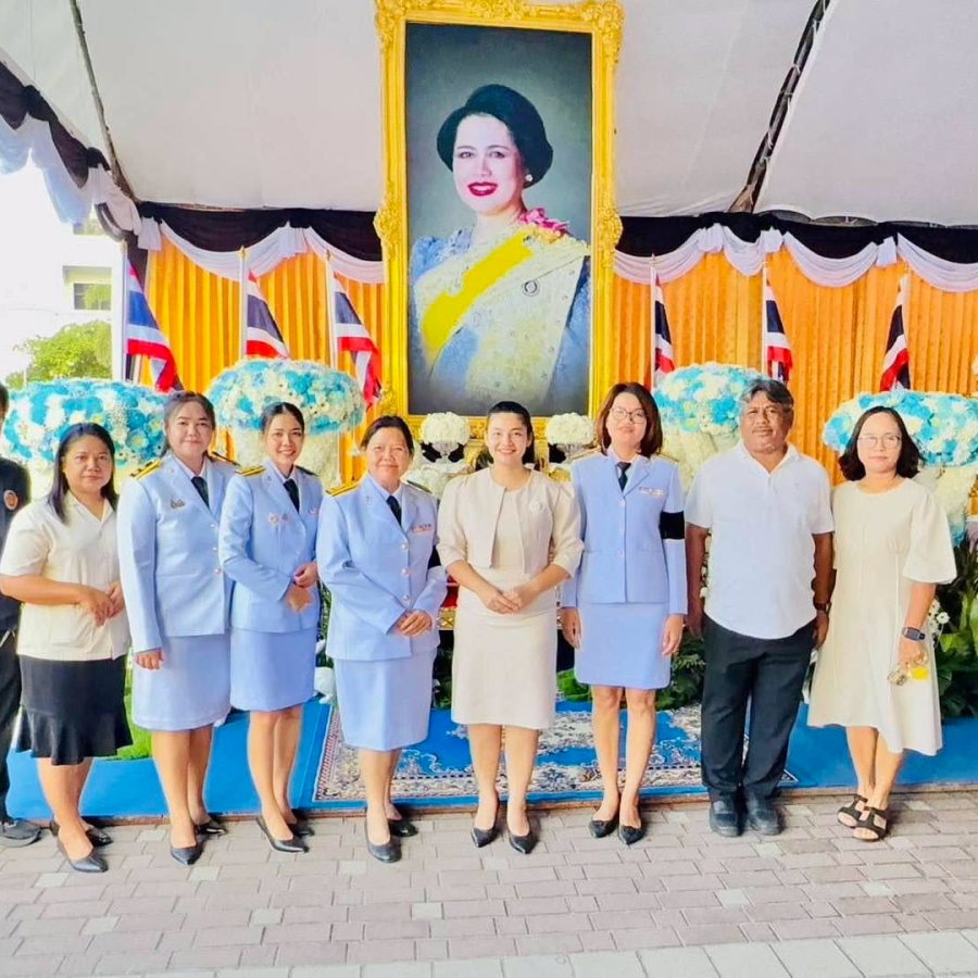 ร่วมพิธีเจริญพระพุทธมนต์และทำบุญตักบาตรถวายพระราชกุศล เนื่องในโอกาสวันคล้ายวันพระราชสมภพ สมเด็จพระนางเจ้าสิริกิติ์ พระบรมราชินีนาถ พระบรมราชชนนีพันปีหลวง